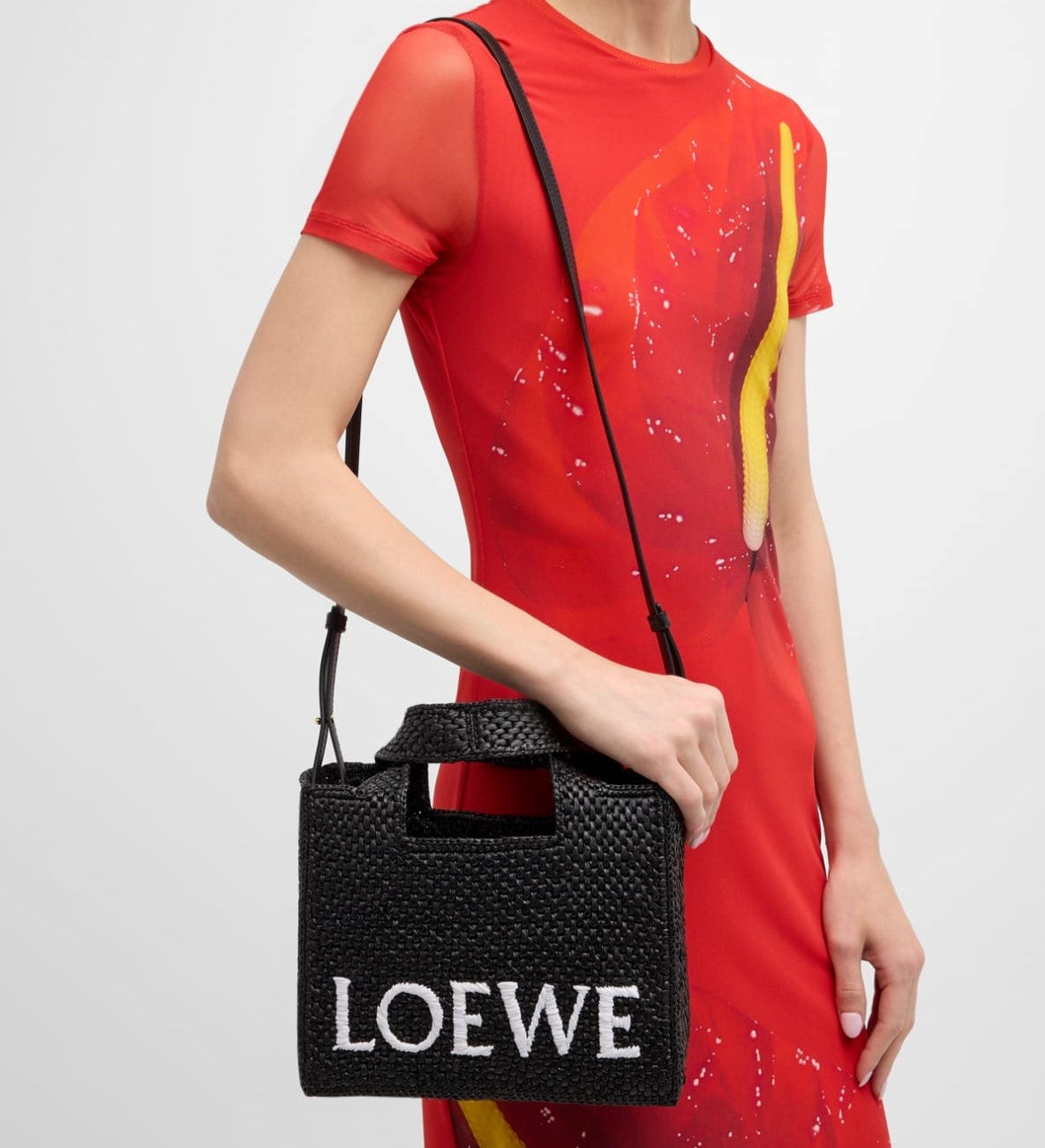 Loewe Kleine Font Tote aus Raffia