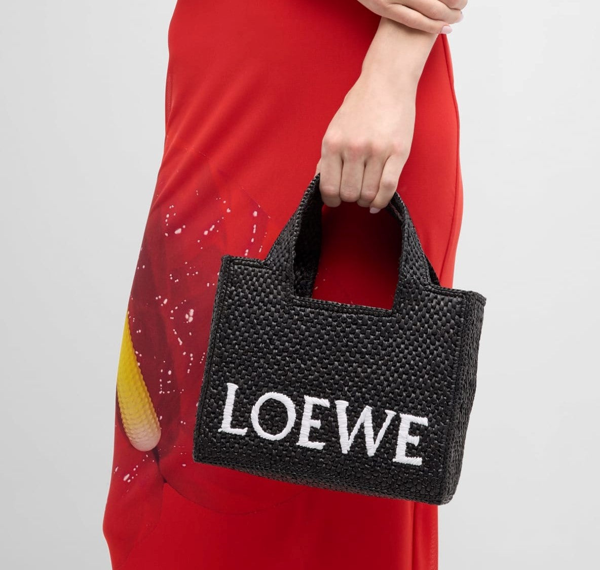 Loewe Kleine Font Tote aus Raffia